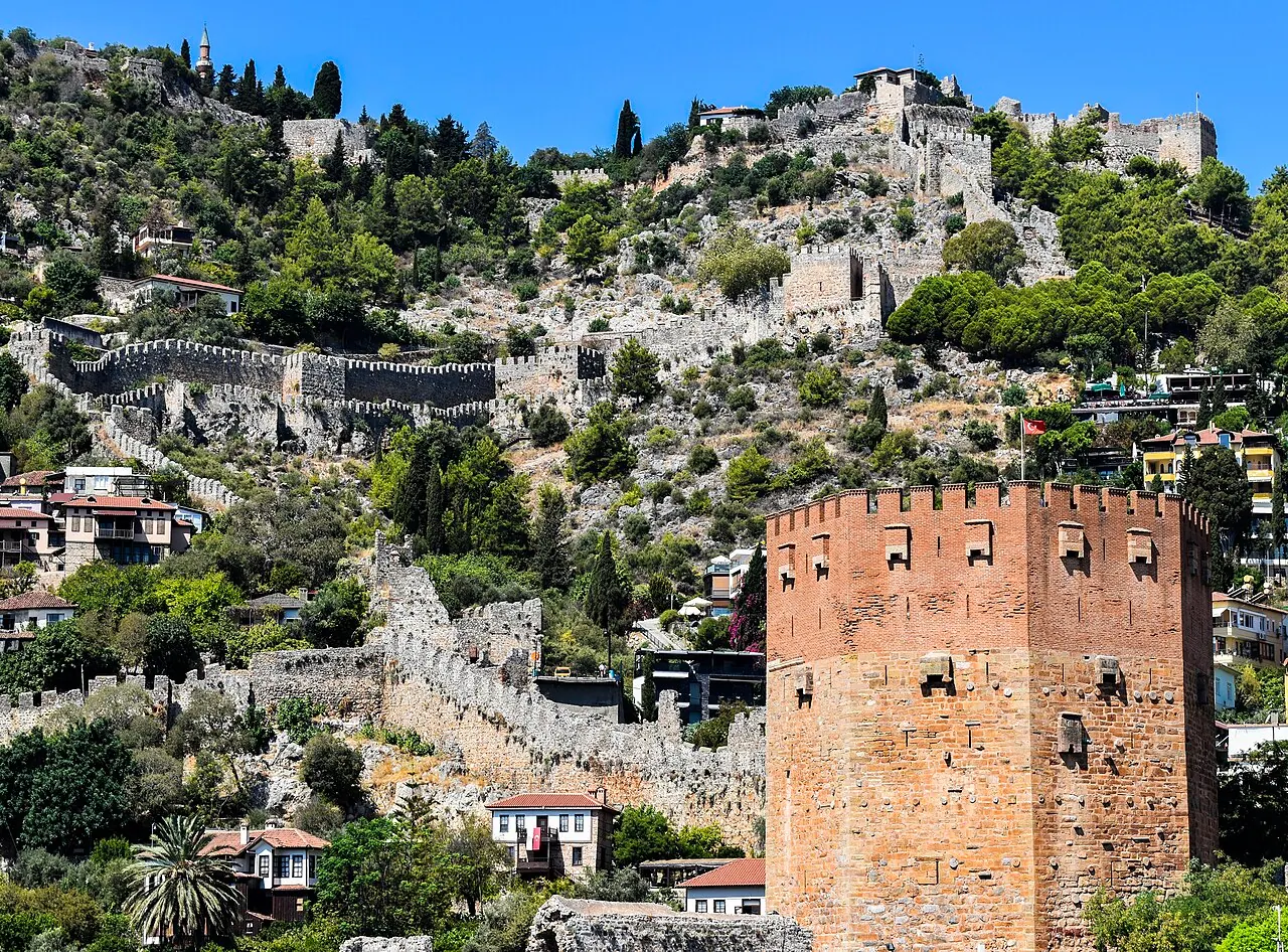 Alanya'daki sekizgen Kızılkule ve arkasında kale surları