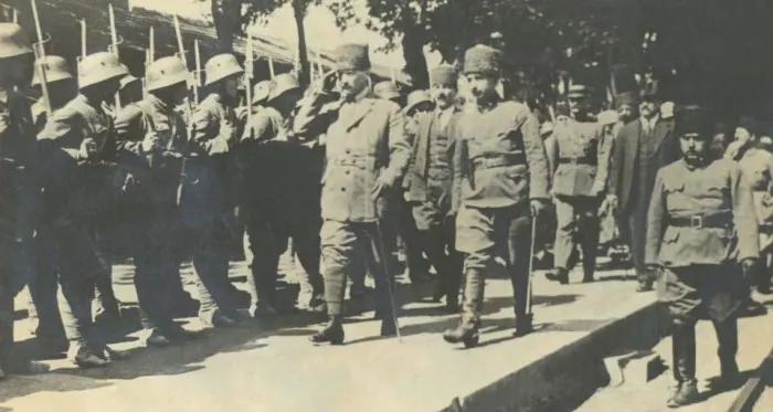 Mustafa Kemal Paşa ve İsmet Paşa askerleri teftiş ederken