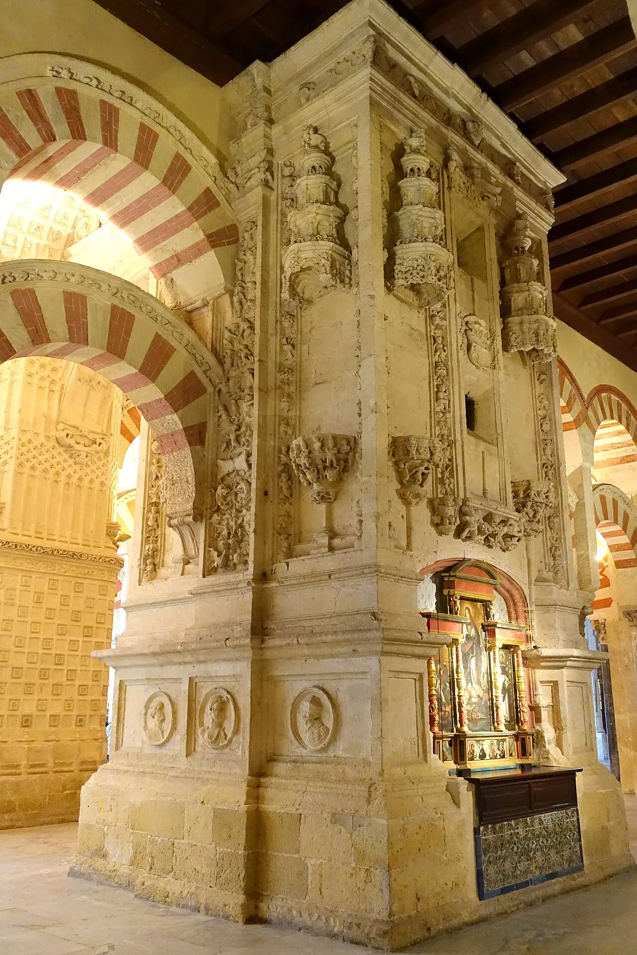 Kurtuba Camii'nin çift katlı kemerleri