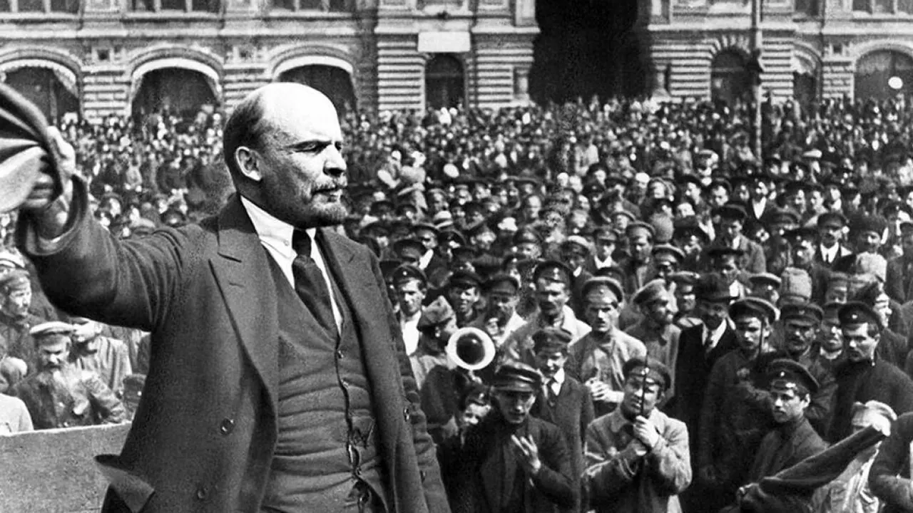 Lenin kalabalığa konuşma yaparken