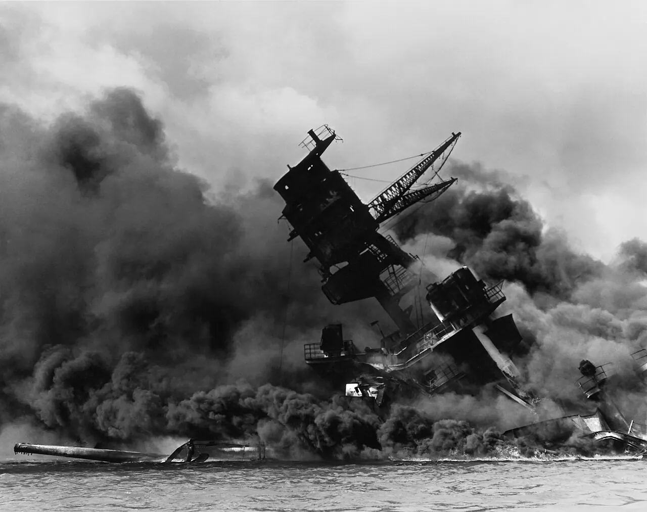 Pearl Harbor saldırısından sonra yanan USS Arizona