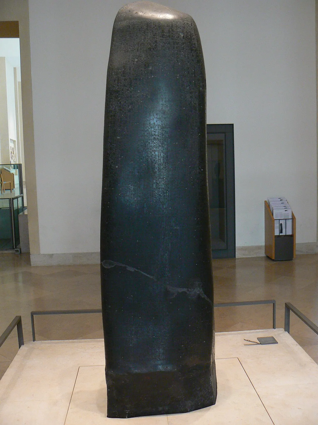 Hammurabi Kanunları'nın yazılı olduğu bazalt dikilitaş