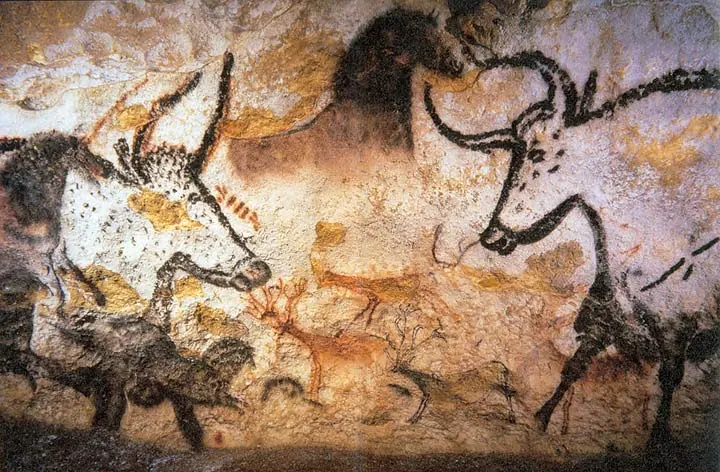 Lascaux Mağarası'nda yaban sığırı, at ve geyik resimleri