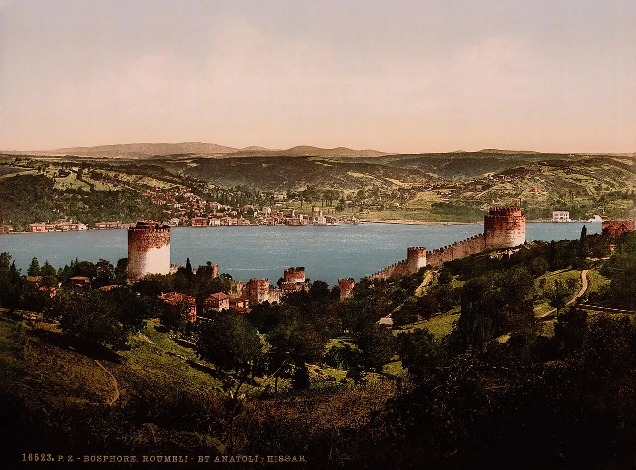 Boğaziçi'nde karşılıklı Rumeli Hisarı ve Anadolu Hisarı