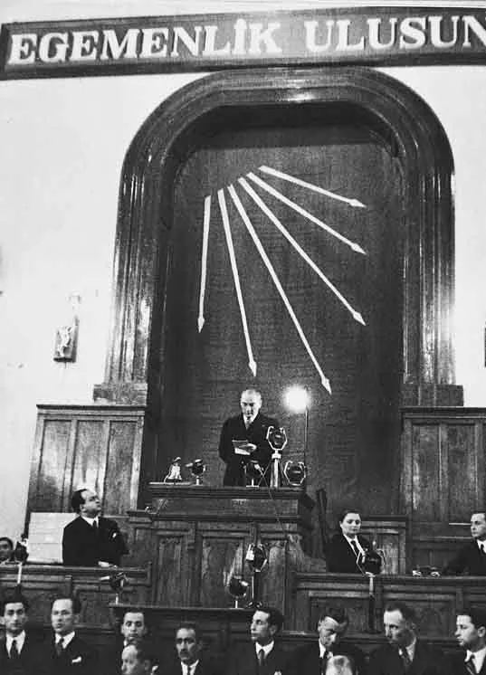 Atatürk, altı ilkenin parti programına alındığı CHP 4. Kurultayı'nda (9 Mayıs 1935)