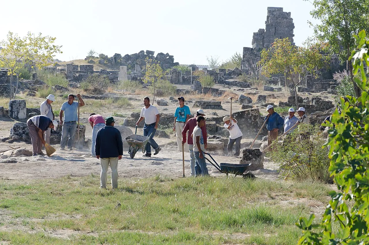 Hierapolis'te arkeolojik kazı (Denizli)