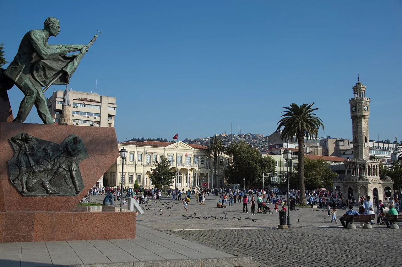 İzmir Konak Meydanı'ndaki İlk Kurşun (Hasan Tahsin) Anıtı