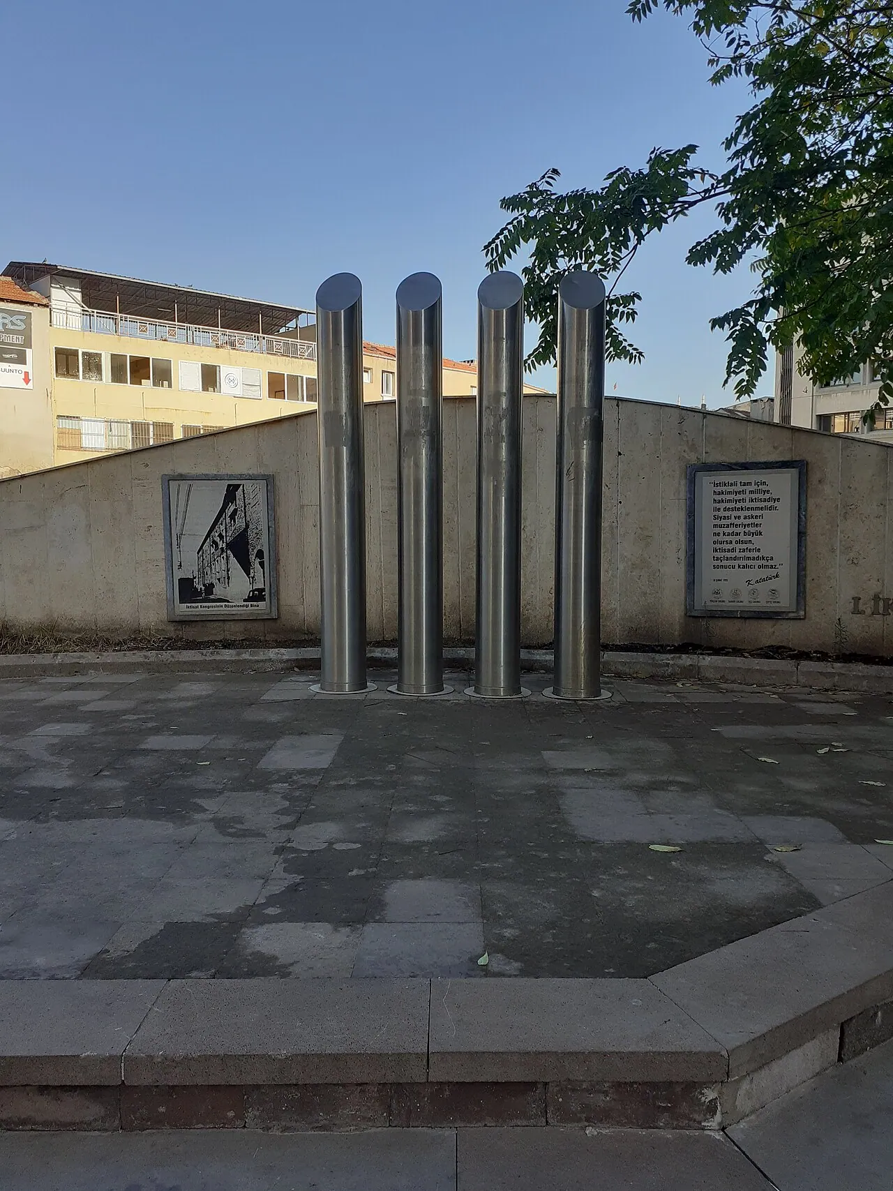 İzmir İktisat Kongresi Anıtı