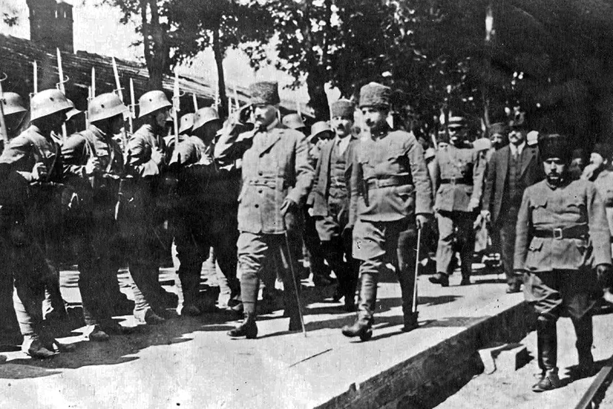 Mustafa Kemal Paşa ve İsmet Paşa, II. İnönü Muharebesi'nden sonra askerleri teftişte (1921)