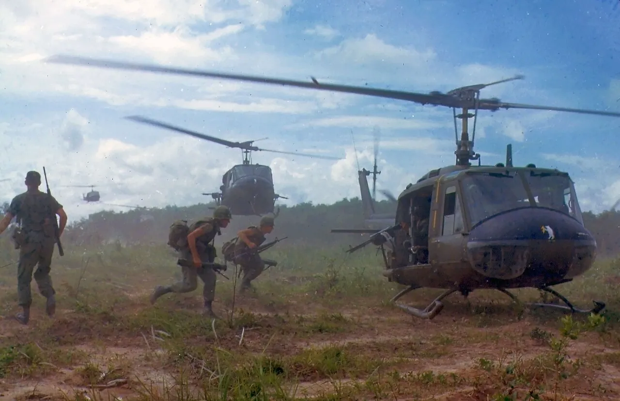 Vietnam Savaşı'nda helikopterler (1966)