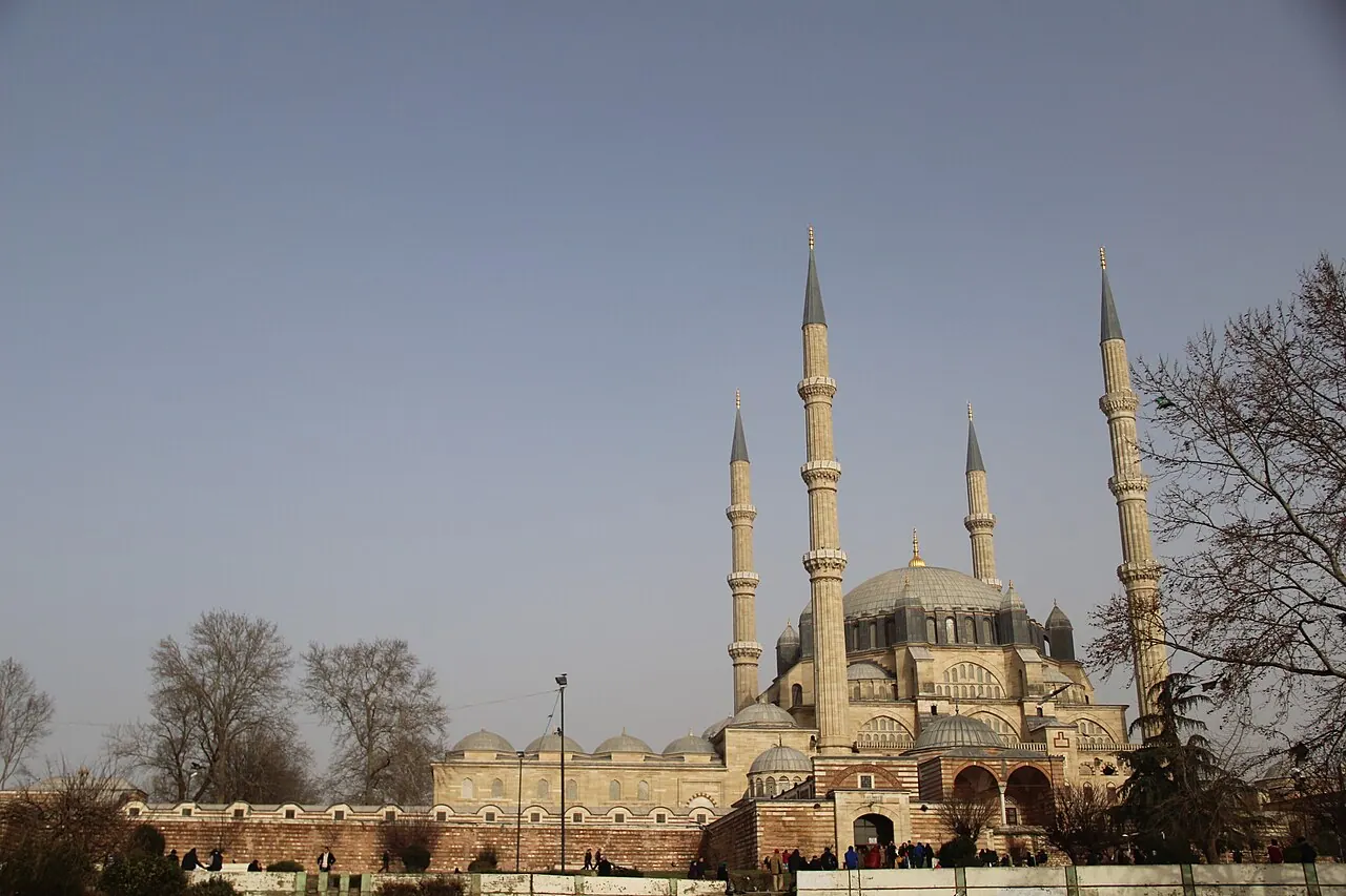Edirne Selimiye Camii'nin dört minaresi ve kubbesi