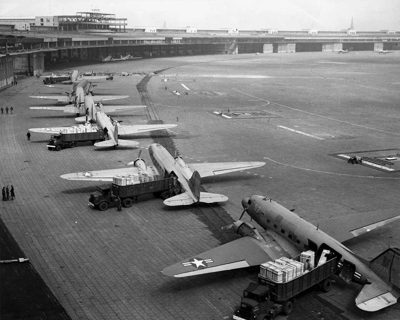Berlin Tempelhof Havalimanı'nda yük boşaltan C-47 uçakları