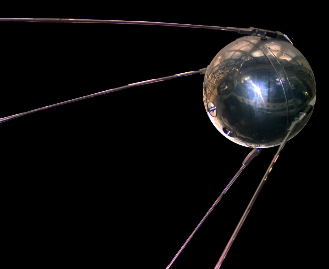 Anten çubuklu Sputnik 1 uydusunun kopyası