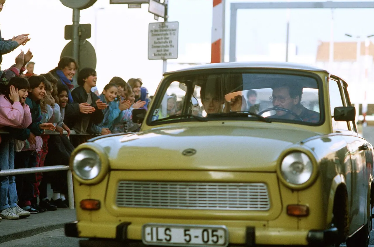 Doğu Berlinlilerin araçlarıyla Checkpoint Charlie'den geçişi