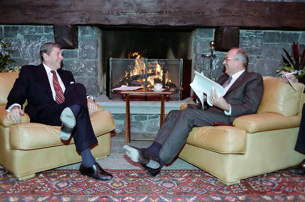 Reagan ve Gorbaçov Cenevre Zirvesi'nde