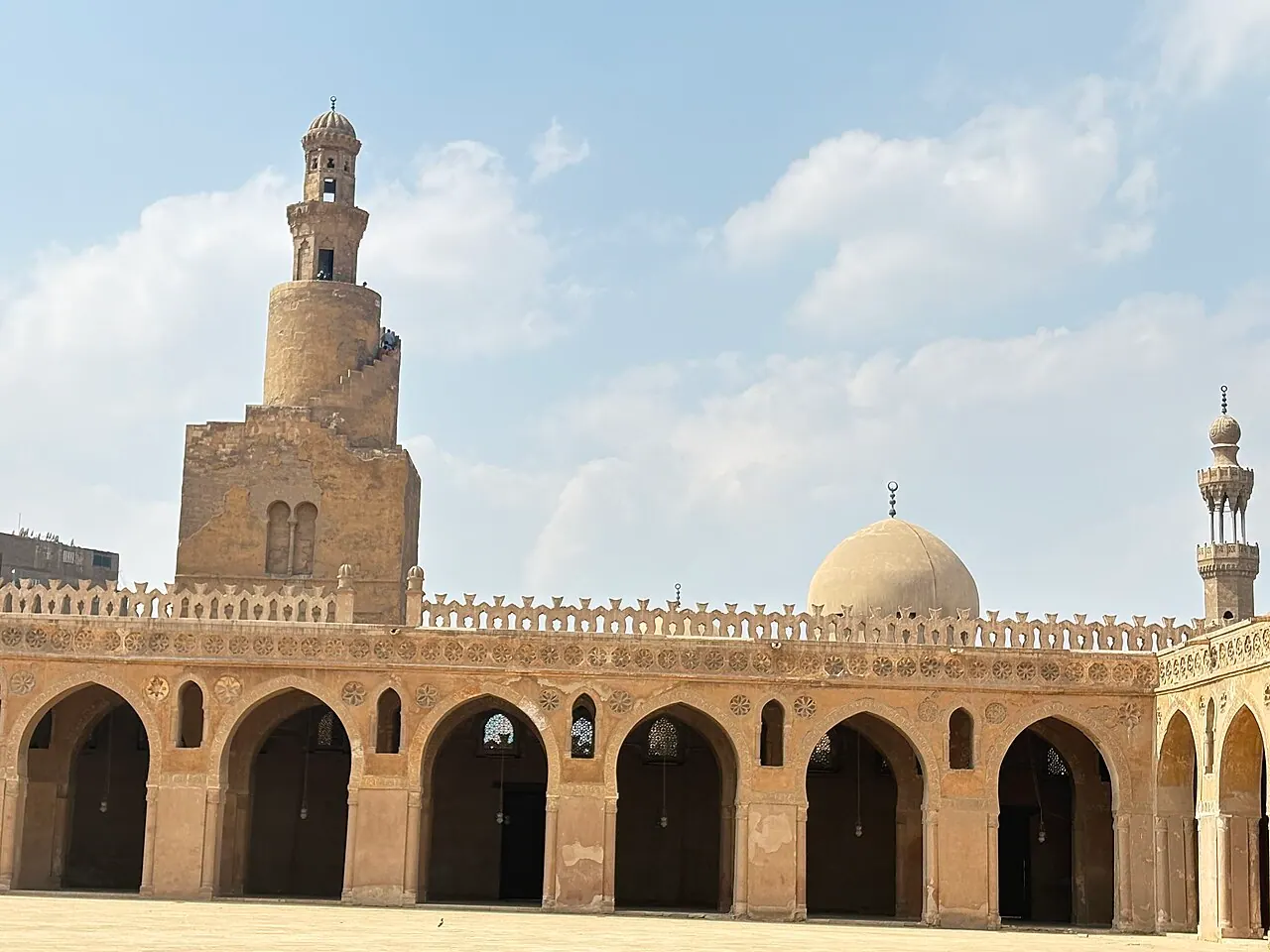 Kahire'deki İbn Tolun Camii'nin avlusu