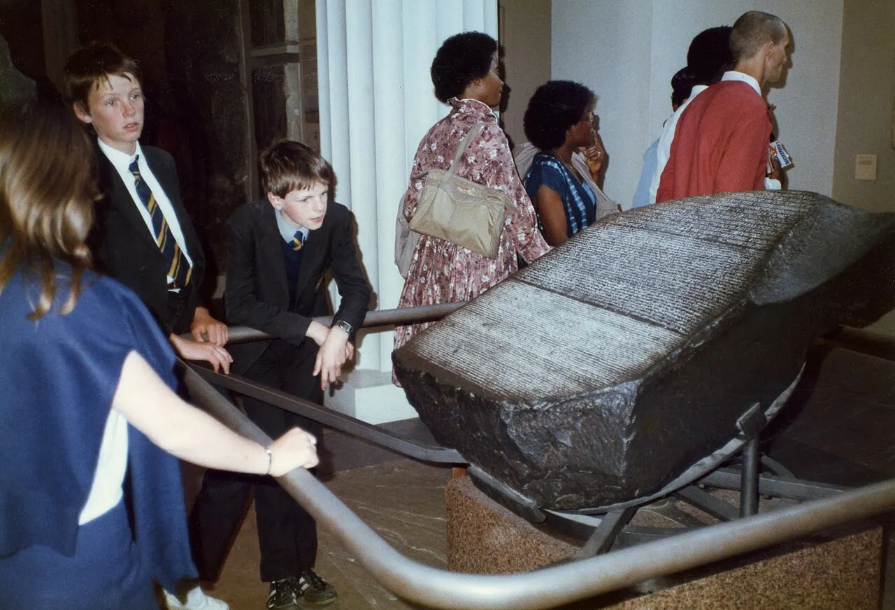 British Museum'da Rosetta Taşı'nı inceleyen ziyaretçiler
