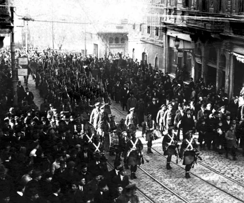 Beyoğlu'nda yürüyen İngiliz işgal askerleri