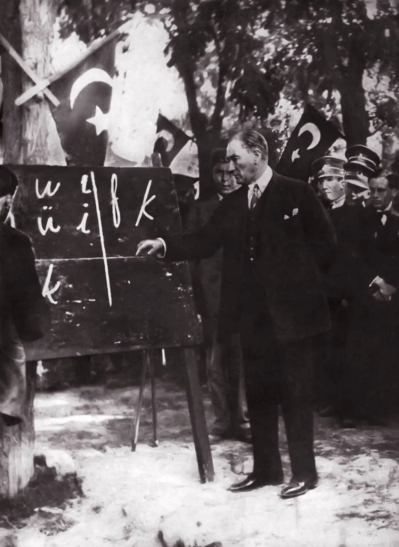 Mustafa Kemal yeni Türk harflerini kara tahta başında halka tanıtıyor