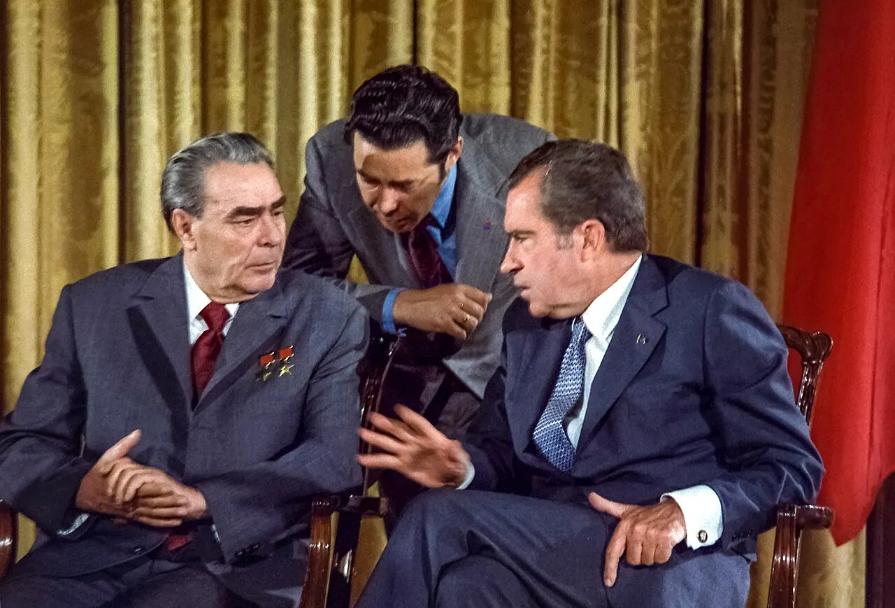 Nixon ve Brejnev görüşme masasında